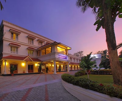 https://imgcld.yatra.com/ytimages/image/upload/t_hotel_yatra_city_desktop/v1432189818/Domestic Hotels/Hotels_Cochin/Quality Airport Hotel/Hotel_Exterior.jpg